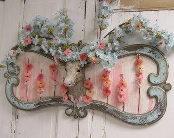 Décoration murale encadrée de chevreuil avec des bois de fleurs, couleurs shabby chic en roses et bleus, oeuvre d'art techniques mixtes design anita spero