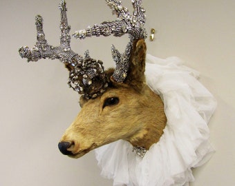 Support mural tête de cerf avec bois et couronne en strass, décoration murale de taxidermie embellie de la ferme au chalet, design anita spero