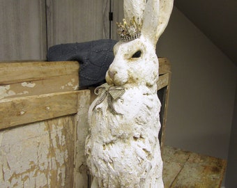 Grande statue de lapin lièvre, grande statue de lapin de style livre de contes, peinte en blanc en détresse, vêtue de strass et d'une couronne, design anita spero