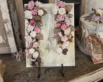 Muurdecoratie met gemengde technieken: driedimensionale dubbele waterval van rozen op houten canvas, handgeverfde papieren rozen, uniek ontwerp van Anita Spero.