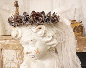 Halo de corona de rosa de metal hecho a mano para estatuas, adornos de diamantes de imitación con pátina envejecida, diseño de Anita Spero.