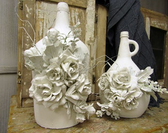 Ensemble de 2 vases bouteille peints en blanc texturé avec fleurs et fleurs trempées dans du plâtre, lot de 2 grands design anita spero