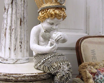 Grande statue de sirène avec queue ornée de strass et couronne d'hippocampe, figure de sirène couronnée unique en son genre décoration d'intérieur art design anita spero