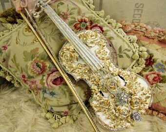 Violon orné d'un instrument de musique blanc ivoire vieilli, design nordique français, roses en strass, décoration de cottage minable, design anita spero