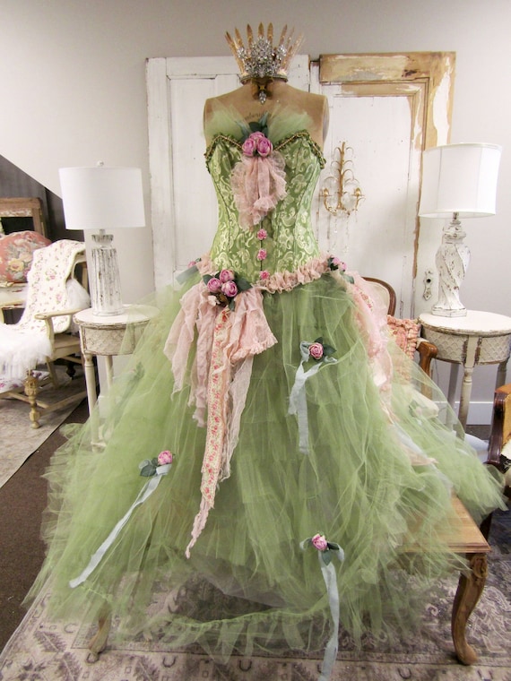 green emerald velvet dress Fenity Gaia Dress Hire (Green)