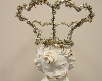 couronne vintage faite main en fil de fer perlé avec des paillettes nordique française, créée à partir d'un cadre d'abat-jour shabby cottage chic couronnes anita spero design