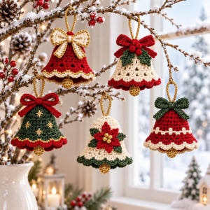 Può includere: Cinque decorazioni a forma di campana all'uncinetto appese ai rami. I modelli includono una campana rossa con fiocco crema, una crema con fiocco rosso e agrifoglio, una verde con stelle dorate, una crema con stella di Natale rossa e una rossa con fiocco verde.
