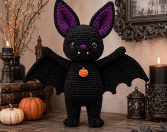Padrão de crochê de morcego para o Halloween em PDF, Morcego gótico preto em amigurumi, Morcego vampiro com asas roxas, Pingente de abóbora para decoração assustadora.