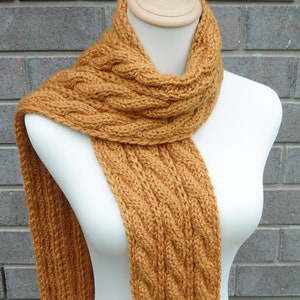 Écharpe en laine jaune moutarde - écharpe torsadée - écharpe en laine verge d&#39;or - écharpe en tricot épais - prête à être expédiée
