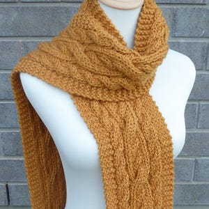 Écharpe en laine jaune moutarde - écharpe torsadée - écharpe en laine verge d&#39;or - écharpe en tricot épais - prête à être expédiée
