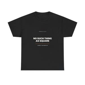 Könnte beinhalten: Ein schwarzes T-Shirt mit kurzen Ärmeln und weißem Text, der REMODEL RULES, NO SUCH THING AS SQUARE und SCRIBE IT AND MOVE ON lautet, mit einer kleinen Grafik eines Lineals zwischen der zweiten und dritten Textzeile.