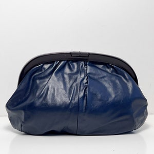 Bolso de mano azul marino vintage de los años 80 de piel auténtica fabricado en Hong Kong con marco de plástico