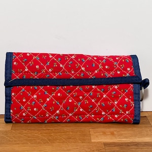 Cartera triple vintage Sunshine Works de tela acolchada con estampado floral de calicó de algodón rojo y ribete azul marino, fabricada en EE. UU.
