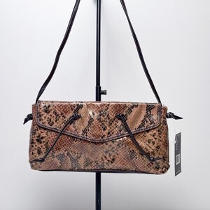Bolso de hombro tipo clutch marroquí de piel de serpiente en beige, marrón oscuro y dorado de Falchi by Falchi (nuevo lanzamiento)