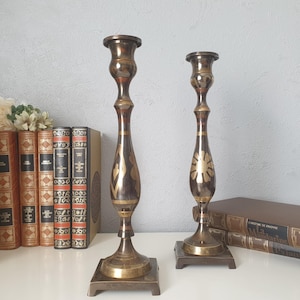 Coppia di grandi candelabri vintage in ottone – 32 cm – decorazioni floreali in oro e rame – candelabri in stile boho orientale