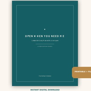 Könnte beinhalten: Ein türkisfarbener Tagebucheinband mit weißem Text: OPEN WHEN YOU NEED ME, Letters for Every Moment We Are Apart und A GUIDED KEEPSAKE JOURNAL. Ein kleines weißes Herzsymbol ist über dem Titel zentriert. Ein beiges rechteckiges Etikett zeigt PRINTABLE + FILLABLE.