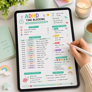 Pode incluir: Um tablet digital exibindo um modelo de planejador de tempo para TDAH com seções coloridas para tarefas diárias, blocos de foco, rastreamento de energia e reflexões, apresentando texto manuscrito e uma caneta stylus sobre a tela.