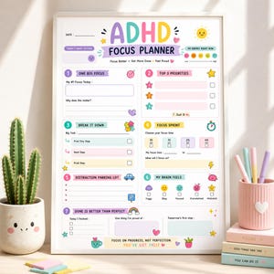 Könnte beinhalten: Ein weißes ADHD FOCUS PLANNER Blatt mit bunten Abschnitten für tägliche Ziele, Prioritäten und Aufgaben. Das Layout enthält sieben nummerierte Schritte mit Symbolen wie Sternen, Herzen und einer Sonne. Der Text umfasst ADHD FOCUS PLANNER, ONE BIG FOCUS, TOP 3 PRIORITIES, BREAK IT DOWN, FOCUS SPRINT, DISTRACTION PARKING LOT, MY BRAIN FEELS und DONE IS BETTER THAN PERFECT.