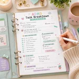 Puede incluir: Un planificador de tareas ADHD de anillas en color azul claro con secciones e ilustraciones en tonos pastel. La página incluye campos para tareas, plazos, pasos y seguimiento de progreso, con el texto 'ADHD Task Breakdown Planner'.