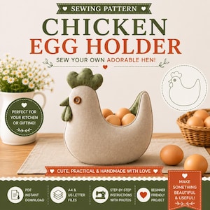 Pode incluir: Um molde de costura para um suporte de ovos em forma de galinha com o texto SEWING PATTERN CHICKEN EGG HOLDER. A imagem mostra uma cesta de tecido bege em forma de galinha com ovos castanhos, crista verde estampada e olho de botão.