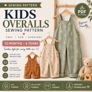 Könnte beinhalten: Ein digitales Schnittmuster für Kinderlatzhosen in den Größen 12 Monate bis 6 Jahre. Das Bild zeigt drei Latzhosen in Grün, Beige und Rostrot, jeweils mit weißem Pflanzenmuster, Holzknöpfen und umgeschlagenen Säumen an Holzkleiderbügeln.