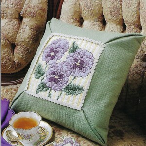 Pansy Pillow Plastic Canvas Pattern/Annie&#39;s International Pattern Club