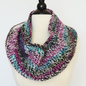 Crochet Bulky Infinity Scarf in Turquoise & Pink Multi Color/Womens Fashion Accessories