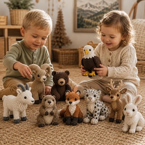 Könnte beinhalten: Eine Sammlung von acht gehäkelten Tierfiguren, darunter ein Dickhornschaf, ein Bär, ein Weißkopfseeadler, eine Ziege, ein Biber, ein Fuchs, ein Leopard, ein Hirsch und ein Hase. Jedes Stofftier ist aus Garn in Naturtönen gefertigt und detailliert.