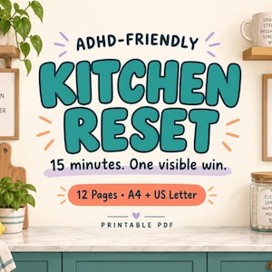 Op de afbeelding: Een digitale afbeelding met de titel ADHD-FRIENDLY KITCHEN RESET 15 minutes. One visible win. 12 Pages A4 + US Letter PRINTABLE PDF. De tekst is omringd door keukendecoratie zoals planten, houten keukengerei, een mok en een glazen pot.
