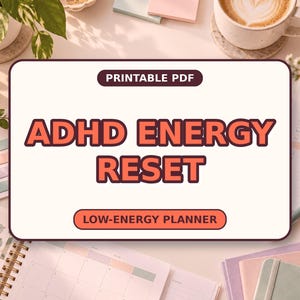 Può includere: Un documento PDF stampabile rettangolare intitolato ADHD ENERGY RESET in lettere corallo in grassetto con un contorno scuro. Sotto il titolo, un pulsante corallo più piccolo contiene il testo LOW-ENERGY PLANNER. Il documento ha uno sfondo color crema e angoli arrotondati.
