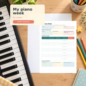 Op de afbeelding: Een printbare piano-oefenplanner voor kinderen genaamd My Piano Week, met secties voor doelen, oefensessies en muzikale reflecties met gekleurde vakken, weergegeven naast een pianotoetsenbord en gekleurde potloden.