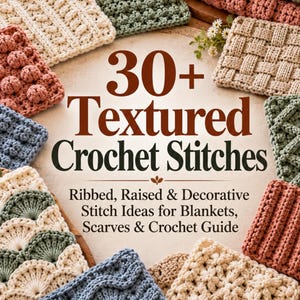 Könnte beinhalten: Eine Sammlung verschiedener gehäkelter Stoffmuster mit unterschiedlichen Texturen und Mustern in Creme-, Blau-, Grün- und Terrakottatönen. Der Text lautet 30+ Textured Crochet Stitches, Ribbed, Raised & Decorative Stitch Ideas for Blankets, Scarves & Crochet Guide.