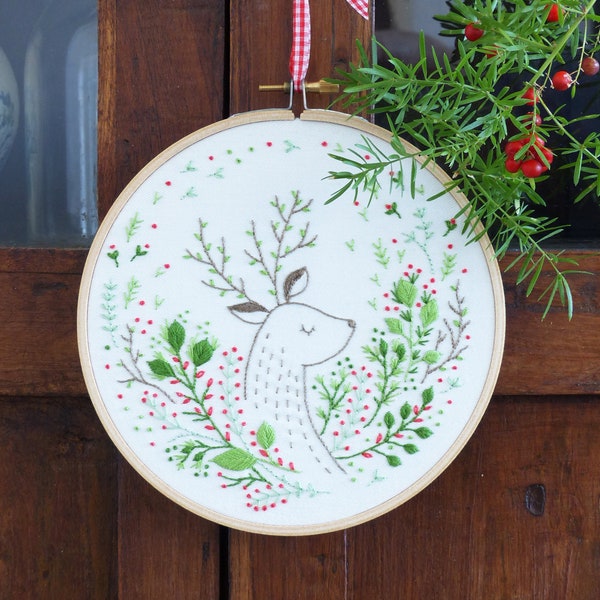 Christmas Modern Hand Embroidery Kit | 6 inch (15 cm) Holiday Hoop Art Embroidery Pattern by Tamar Nahir - Yanai -  CHRISTMAS DEER