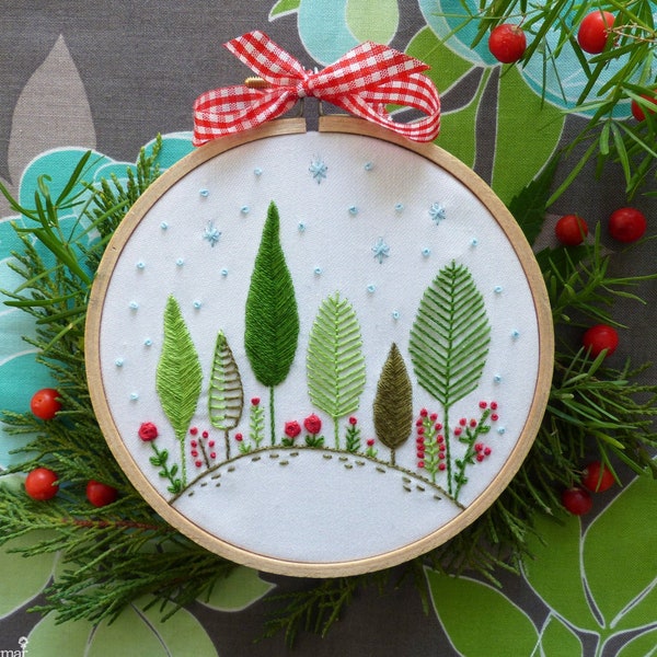 Christmas Modern Hand Embroidery Kit | 4 inch (10 cm) Holiday Hoop Art Embroidery Pattern by Tamar Nahir - Yanai -  CHRISTMAS FOREST
