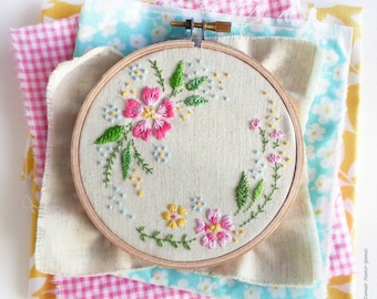 Modern Hand Embroidery Kit | 4 inch (10 cm) Floral Hoop Art Embroidery Pattern by Tamar Nahir - Yanai - CIRCLE OF FLOWERS