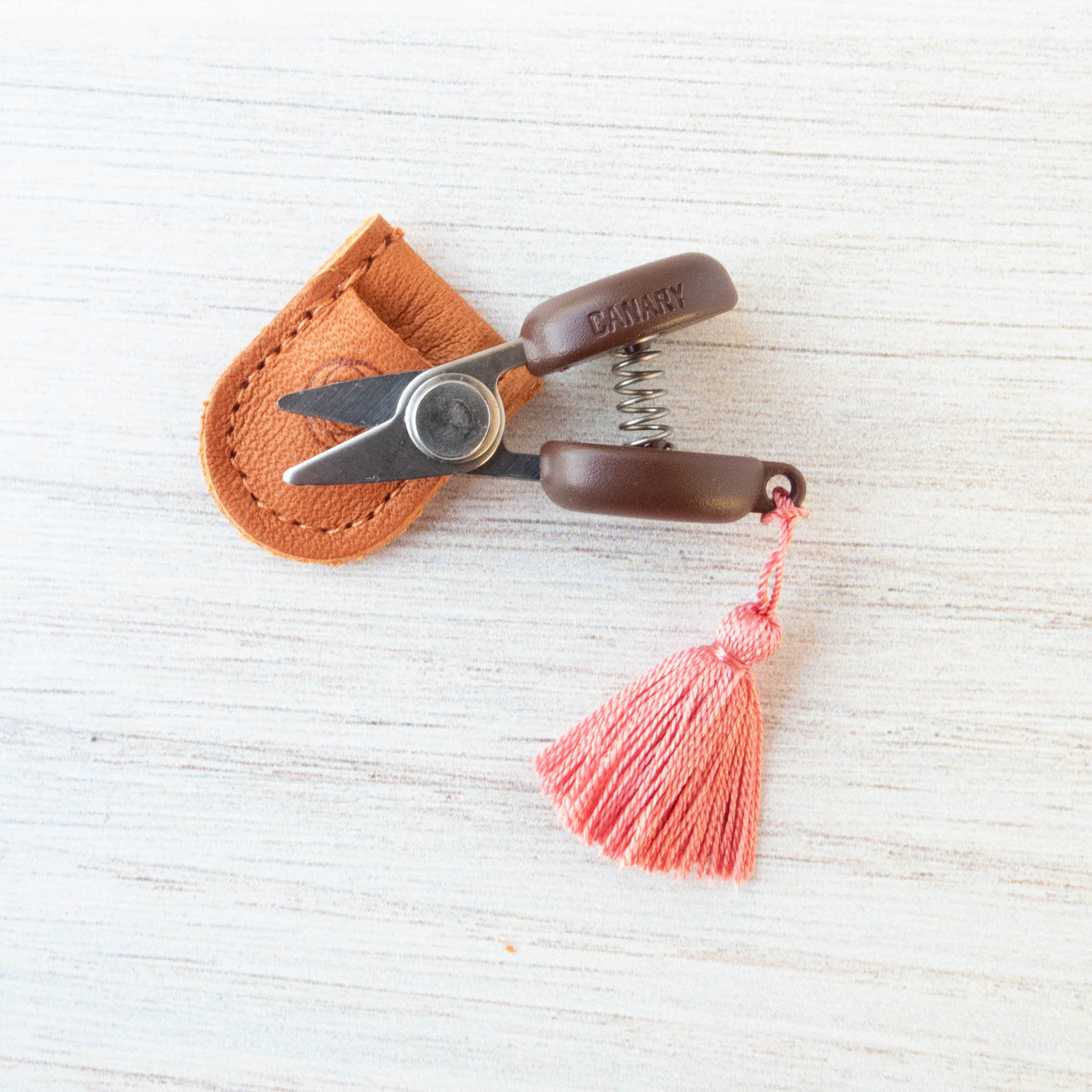 Japanese Thread Snips Embroidery Scissors, Sewing Scissors, Thread Clipper  Clover Kuroha Thread Snips for Sewing Embroidery Cross Stitch 