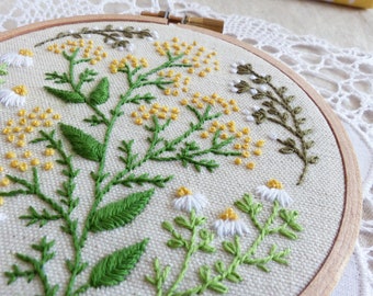 Modern Hand Embroidery Kit | 4 inch (10 cm) Floral Hoop Art Embroidery Pattern by Tamar Nahir - Yanai - GREEN GARDEN