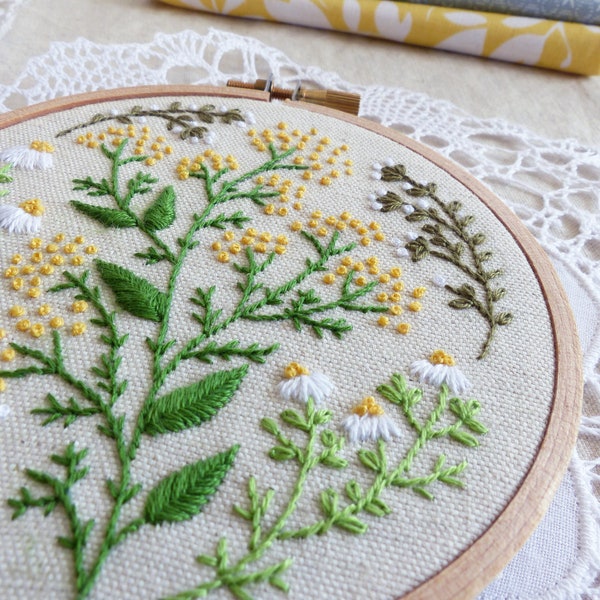 Modern Hand Embroidery Kit | 4 inch (10 cm) Floral Hoop Art Embroidery Pattern by Tamar Nahir - Yanai - GREEN GARDEN