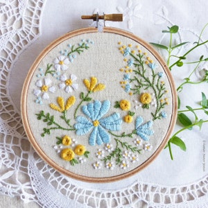 Modern Hand Embroidery Kit | 4 inch (10 cm) Floral Hoop Art Embroidery Pattern by Tamar Nahir - Yanai - BLOSSOMING GARDEN