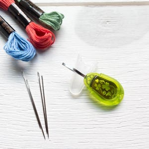 刺繍針糸通し | 刺繍糸、パールコットン、メタリック糸を針に通すためのクローバー刺繍糸通し