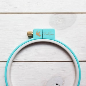 Embroidery Hoop | 7 inch (18 cm) Plastic Embroidery Hoop - Eversewn Easy Twist Hoop for Hand Embroidery, Cross Stitch, Needlepoint