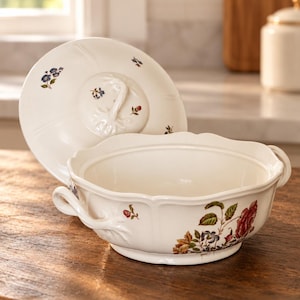 Wedgwood Queens Sprays Terrin – Serveringsskål med lock – Vintage engelsk porslin – Klassisk blommig skål med lock