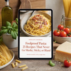 Può includere: Un tablet digitale che mostra la copertina del libro di cucina Ripeplate intitolata Foolproof Pasta: 25 Recipes That Never Go Mushy, Sticky, or Bland. La copertina presenta una ciotola di spaghetti con pezzetti di pancetta e il sottotitolo Perfect al dente, every single time.