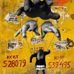 Puede incluir: Una obra de arte tipo collage con una mano negra grande sobre dos manos grises más pequeñas, conectadas por hilos a una persona con chaqueta negra y falda blanca. El fondo es una pared amarilla texturizada con carteles rasgados y el texto rojo KCBT 528079 y KCBT 539495.