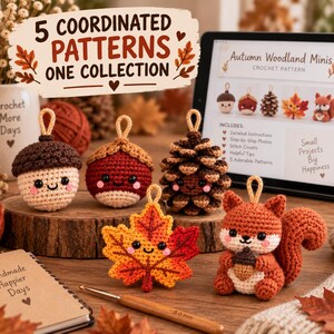 Könnte beinhalten: Fünf gehäkelte Ornamente, darunter eine Eichel, eine Kastanie, ein Tannenzapfen, ein Ahornblatt und ein Eichhörnchen. Ein Tablet zeigt das Autumn Woodland Minis Häkelmuster und eine 3,0 mm Häkelnadel liegt auf der Holzoberfläche.