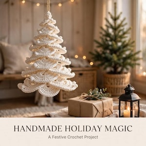 Può includere: Un addobbo natalizio a forma di albero realizzato all'uncinetto in color bianco sporco, caratterizzato da un design a strati smerlati. La struttura è creata in filato con un occhiello visibile in cima per appenderlo, mostrando una trama dettagliata.