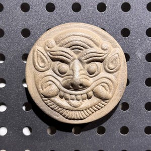 手作りの中国獅子顔ワダンマグネット、グレーの陶器製冷蔵庫マグネット、伝統的な民芸装飾
