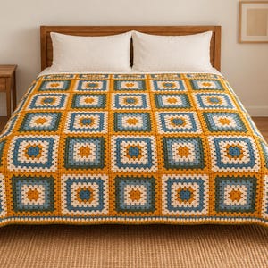 Può includere: Una coperta all'uncinetto con un motivo ripetuto di quadrati granny in giallo senape, blu ardesia e bianco. I motivi quadrati sono uniti insieme per formare un grande tessuto rettangolare che copre la superficie di un letto in legno.