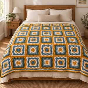 Può includere: Una coperta all'uncinetto con un motivo ripetuto di quadrati granny in giallo senape, azzurro, verde scuro e bianco. I motivi quadrati sono uniti insieme per formare un grande plaid rettangolare che copre la superficie del letto.