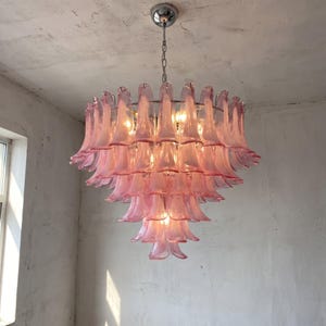 Lustre rosa de Murano, luminária pendente grande para sala de estar com pétalas de vidro, design francês inspirado em obras de arte.